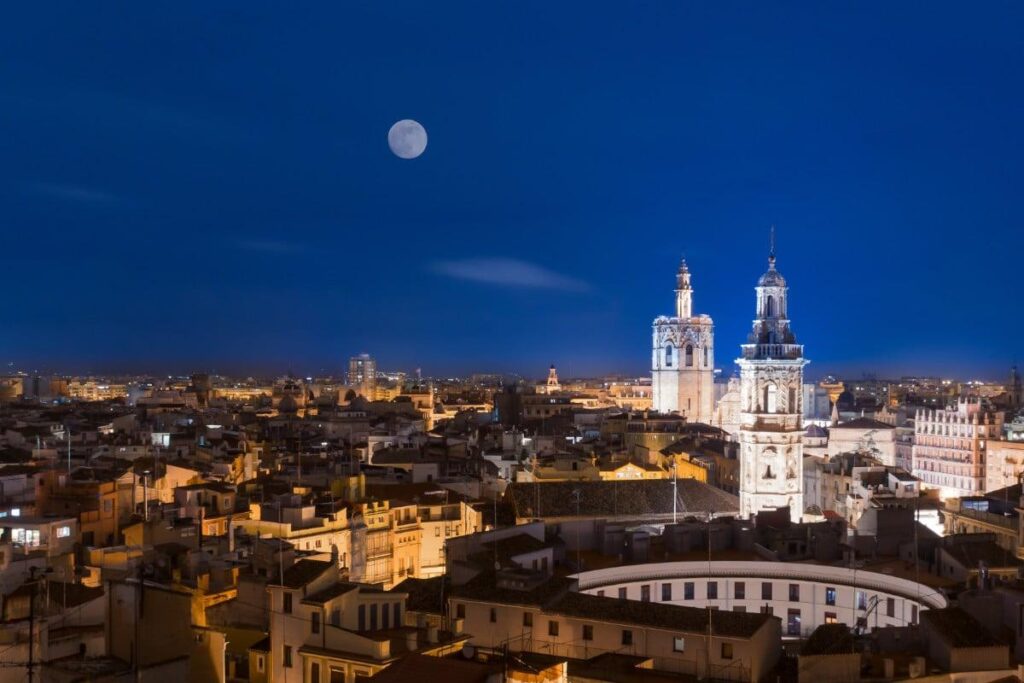 Valencia de Noche: Planes para una Salida entre Chicas